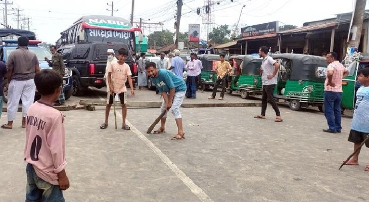 মহাসড়ক আটকে ক্রিকেট খেলছে স্থানীয়রা, ভোগান্তিতে ঈদযাত্রীরা